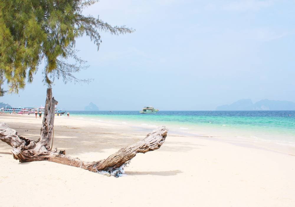 koh kradan white sand with clear light blue water