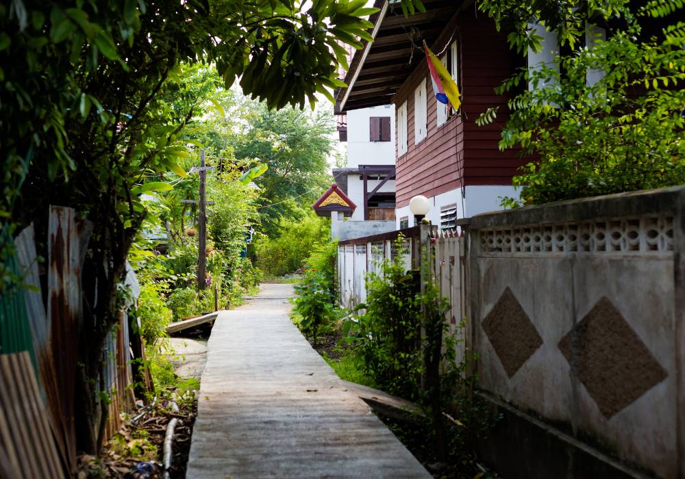 narrow streets in koh kret