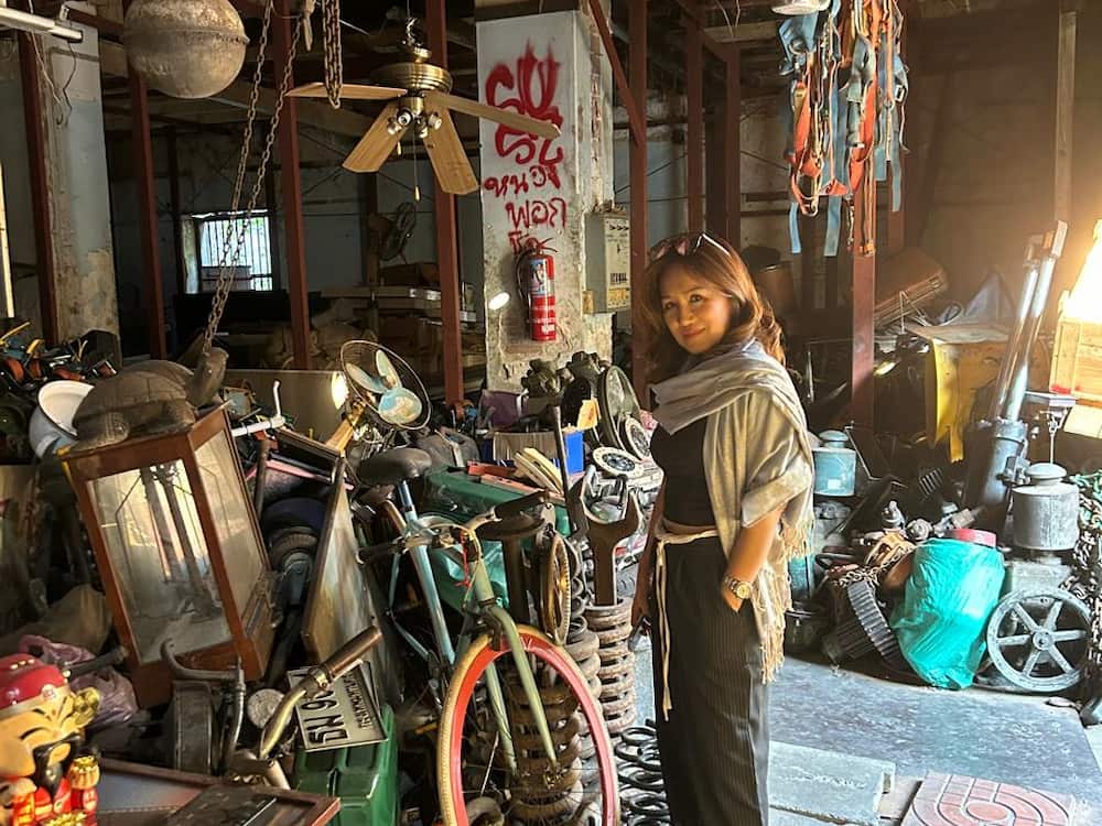 Talad Noi mother rooster warehouse